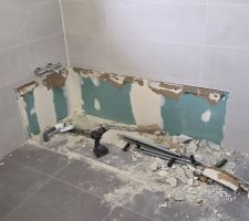 Remplacement de la baignoire massacr&eacute;e par le carreleur