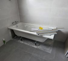 Remplacement de la baignoire massacrée par le carreleur