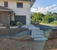 Mur de sout&egrave;nement et escalier