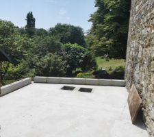 Le toit 'plat' avec les acrot&egrave;res 'maison'