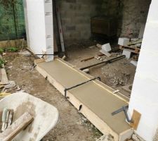 Coulage de l'appui de la baie vitr&eacute;e avec rejingot