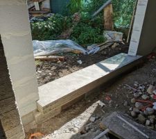 Coulage de l'appui de la baie vitr&eacute;e avec rejingot