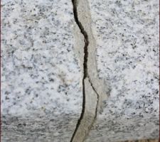 Joint fissuré entre bordurettes