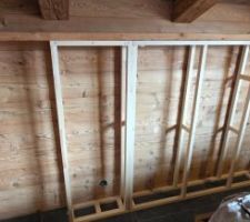 Ossature bois pour tête de lit.
Après, je mettrai un bardage en Mélèze, tablettes de nuit suspendues et à gauche une bibliothèque.