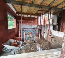 Intérieur du RDC avec les hourdis pour l'étage 
Vue sur le coin cuisine depuis la salle à manger