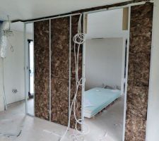 Cloisons d&eacute;limitant le futur bureau