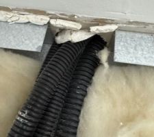 Isolant dans les WC? bien posé ?