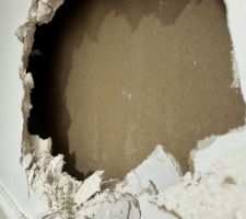 Isolant dans les WC? bien posé ?
Et bien non, il n?y a rien dans le mur.