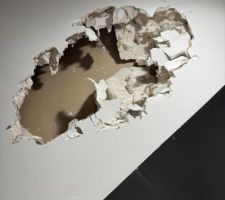 Isolant dans les WC? bien posé ?
Et bien non, il n y a rien dans cet autre mur.