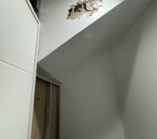 Isolant dans les WC? bien posé ?
Et bien non, il n y a rien dans cet autre mur. Un bon moyen pour faire des économies. Ne pas mettre d?isolant et ne rien dire au client.