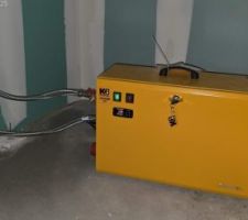 Mise en chauffe du plancher chauffant avant pose du carrelage par chaudière provisoire électrique.