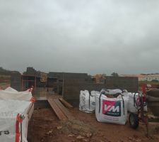 Elevation des murs en cours avant fin du s&eacute;chage ?