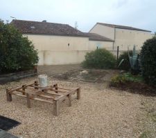 J'ai passé deux bonnes heures a tout couper les branchages et j'ai ratissé le gravier