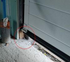 Laine de verre exposée aux intempéries dans le garage