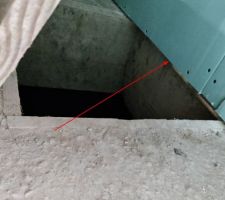 Le mur dépasse sur l'emplacement de trappe d'accès au vide sanitaire