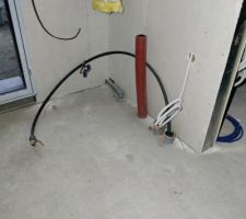 Évacuation PVC mal placée, rattrapée par le plombier