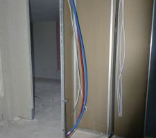 Évacuation PVC mal placée, rattrapée par le plombier