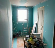 La salle de bain avance