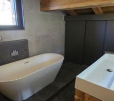 Salle de bain avec estrade pour le bain et placards terminés.