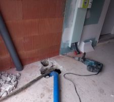 Oubli  tuyau d'une ventilation secondaire , percage de la dalle . &Ccedil;a devait &ecirc;tre fait avec carottage proprement !!!