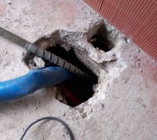 Oubli  tuyau d'une ventilation secondaire , percage de la dalle . &Ccedil;a devait &ecirc;tre fait avec carottage proprement !!!