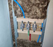 Pose de la robinetterie encastr&eacute;e douche &eacute;tage