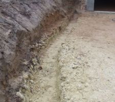 Tranchée pour le mur de retenue de terre, les 40cm d'empierrement sont bien présent sur le chemin !