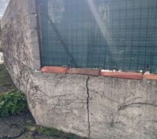 Vue ext&eacute;rieure du muret abim&eacute;