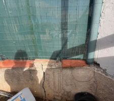 Vue int&eacute;rieure du muret abim&eacute;