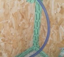 Là, c'est le puisage extérieur qui devait aller normalement sur le pignon Est et que le constructeur avait oublié ! Vu que le pignon est enduit, la structure du bâtiment est donc invisible , et le robinet doit être fixé sur quelque chose de solide, il me l'installe côté nord où sera fixé sur le bardage...où il donnera dans le futur garage...