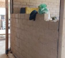 Deuxième cloison de la chambre 1 avec montage des briques sur la tranche. Pose d'une équerre acier à tous les rangs