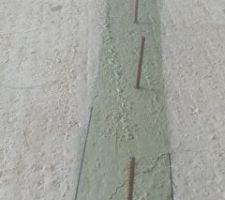 Passage du primaire et mise en place des tiges filetées pour retenir la semelle...qu'elle se fasse pas la malle !