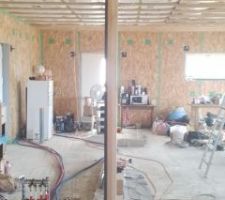 On place le premier raidisseur, il servira également par la suite comme chambranle pour la porte jour/nuit