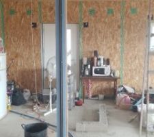 Mise en place du profilé en T sur le poteau et de la simple bande résiliente sur les côtés.