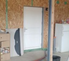 Mise en place du profilé en T sur le poteau et de la simple bande résiliente sur les côtés.