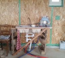On en avait marre de faire la vaisselle dehors, alors, installation d'un évier de chez le bon coin