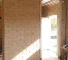 Mur l'entrée. Le retour vers la porte du car-port sera fait avec une SAD 160