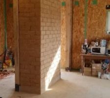 Mur l'entrée. Le retour vers la porte du car-port sera fait avec une SAD 160