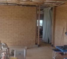 Vue d'ensemble du salon et de la cuisine