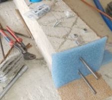 ...et mise en place d'une mousse résiliente avant le placement du poteau raidisseur