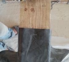 Placement du polyane autour du pied du raidisseur qui ira dans la future chape