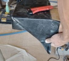 Placement du polyane autour du pied du raidisseur qui ira dans la future chape