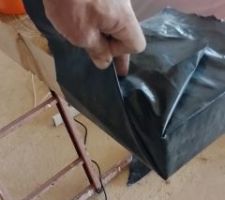 Placement du polyane autour du pied du raidisseur qui ira dans la future chape