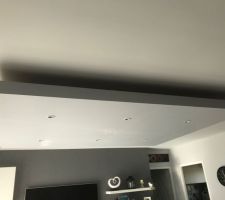 Faux plafond peind légèrement en gris