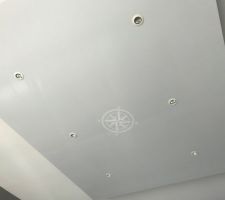 Faux plafond peind légèrement en gris
Stickers orienté nord!