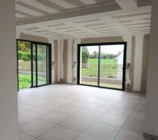 Vue du salon dans la salle &agrave; manger