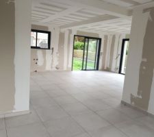 Vue du salon dans la salle &agrave; manger et futur cuisine