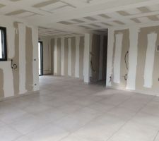 Vue de la salle a manger dans le salon et futur cuisine