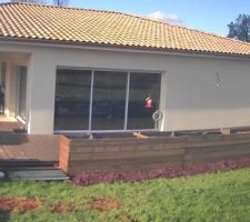 Terrasse Est. Le lever de soleil face à la baie vitrée. Très appréciable en mi-saison, sans vent et sans pluie pour profiter d'une terrasse entièrement ouverte. Le préau étant lui à l'ombre.