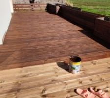 Terrasse Est. Le lever de soleil face à la baie vitrée. Très appréciable en mi-saison, sans vent et sans pluie pour profiter d'une terrasse entièrement ouverte. Le préau étant lui à l'ombre.